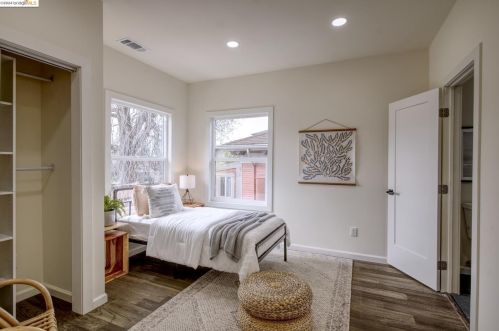 557 63 St, Oakland CA 94609-1244 exterior