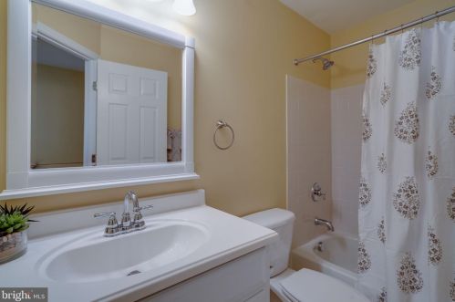 533 Legrace Ter, Leesburg VA  20176-1835 exterior