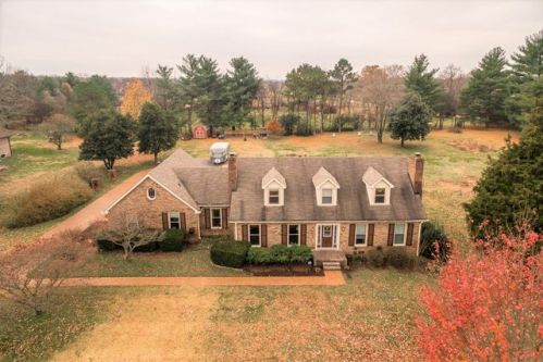 201 Spring Valley Rd, Hendersonville, TN 37075-9658