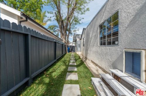 18004 Collins St, Van Nuys CA 91316-1032 exterior