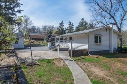 101 Mine Hill Rd, Oxford NJ  07863-3064 exterior