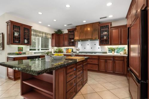 3304 Silver Oak Ln, Vista CA  92084-6614 exterior