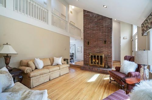 1025 King St, Chappaqua, NY 10514-3907