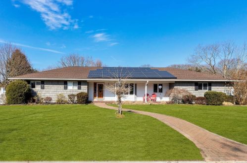 3 Red Bridge Rd, Center Moriches, NY 11934-3608