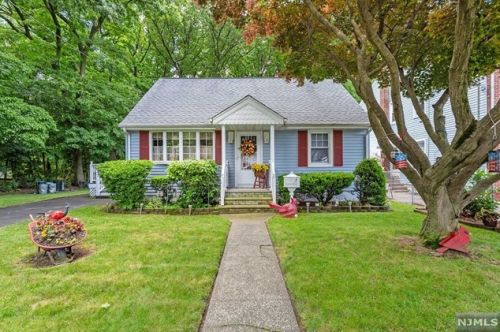 274 Falmouth Ave, Elmwood Park, NJ 07407-2810