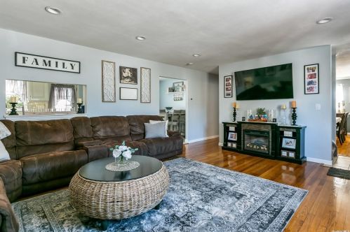 15 Macon St, North Lindenhurst NY  11757-3436 exterior