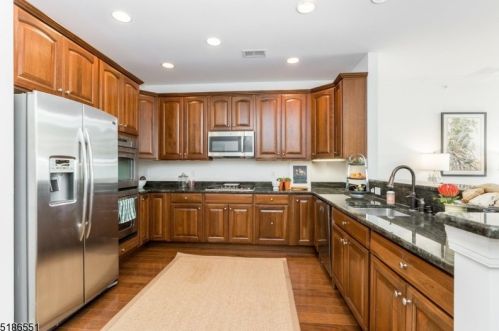 102 Quarry Dr, West Paterson NJ  07424-4255 exterior