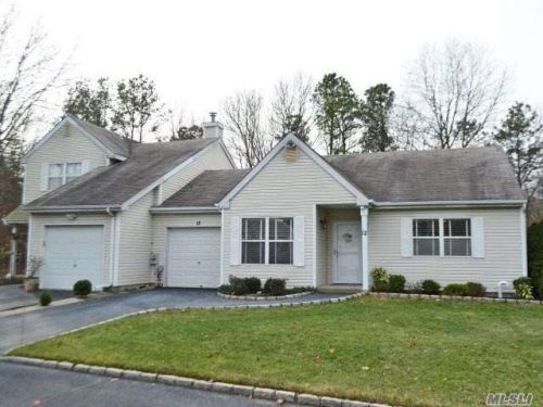 12 Lindsey Ct, Holtsville, NY 11742-2253
