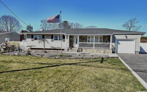 82 Midwood Ave, Nesconset, NY 11767-2030