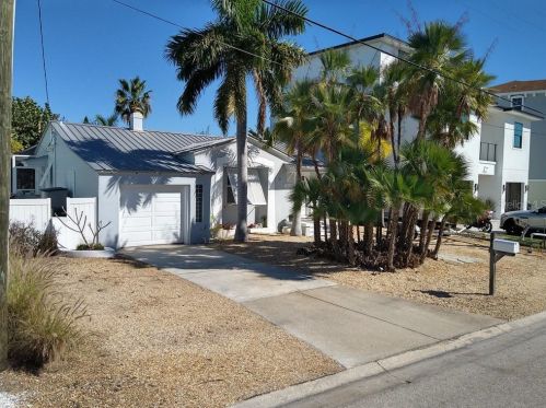 14017 Bayshore Dr, Saint Petersburg, FL 33708-2210