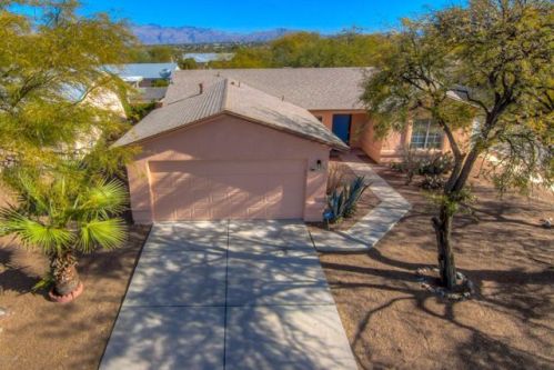 8747 Squaw Peak Dr, Tucson, AZ 85730-5706
