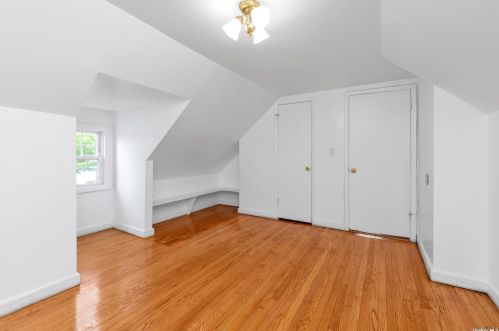 2 Oak Dr, New Hyde Park NY  11040-3315 exterior