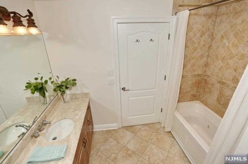 3402 Rio Vista Dr, Mahwah NJ  07430-4005 exterior