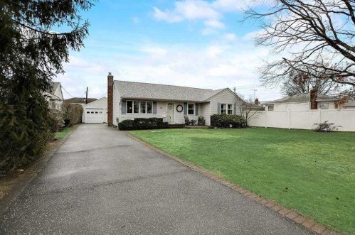 29 Coronet Cres, Bethpage, NY 11714-2827