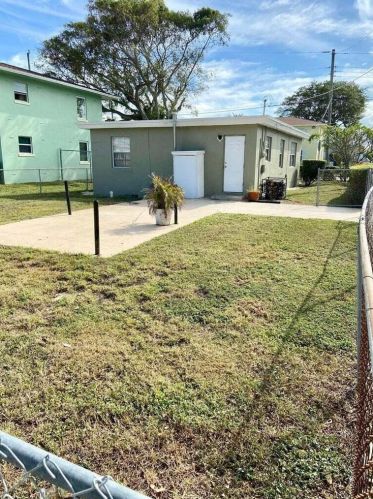 549 21st St, West Palm Beach FL  33407-5831 exterior