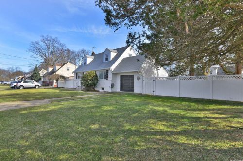 88 27th St, Copiague NY  11726-2622 exterior