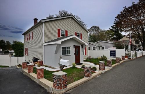 69 Bow St, Saugus, MA 01906-1139