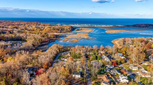 68 Magnolia Dr, San Remo, NY 11754-2228