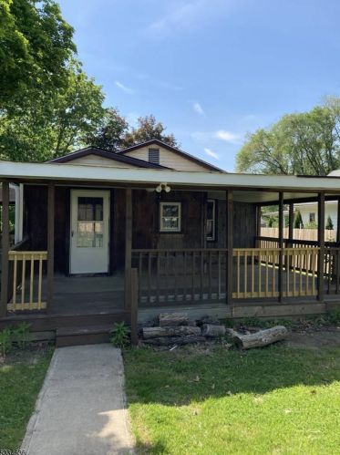 617 Mansfield St, Belvidere NJ  07823-1911 exterior