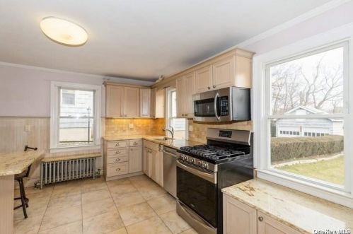 18 Hillside Ave, Muttontown NY  11545-1916 exterior