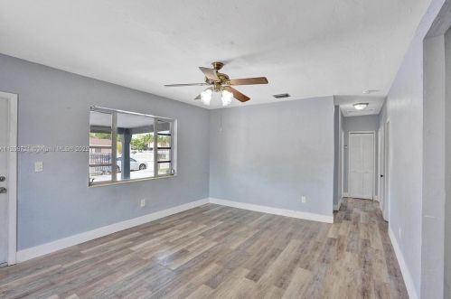 912 32nd St, Hialeah FL  33012-5040 exterior