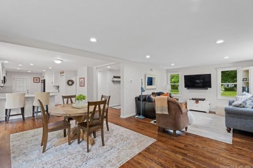 9 Lamplight Dr, Kensington CT  06037-1805 exterior