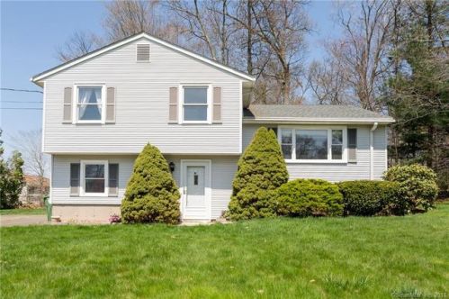 17 Quail Hollow Ln, Bristol, CT 06010-4893