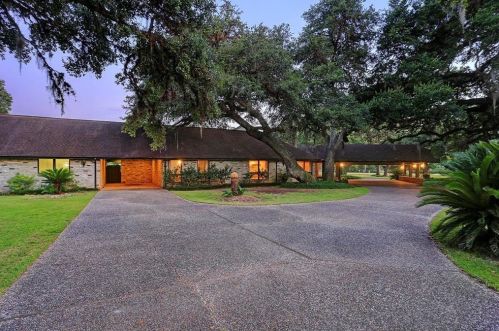 1717 Columbia Dr, West Columbia, TX 77486-3609