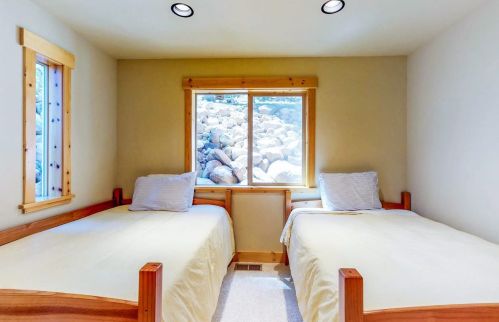 12764 Ski Slope Way, Truckee CA  96161-6615 exterior