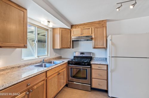 902 Prince Rd, Tucson AZ 85705-3028 exterior