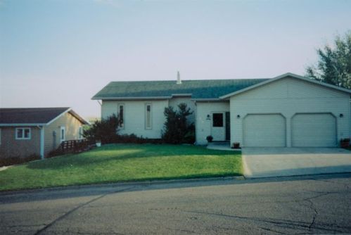 707 1st St, Beulah, ND 58523-6923