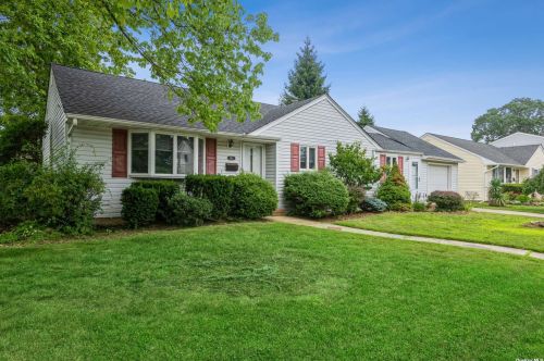 3913 Maplewood Dr, Seaford, NY 11783-2037