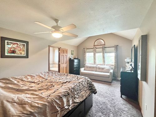 2413 Woodland Hills Dr, New Castle PA  16101-5557 exterior