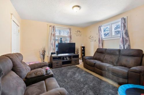 832 Jessamine Ave, Saint Paul, MN 55106-2612