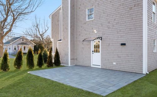 476 Grn End Ave, Middletown RI 02842-5626 exterior