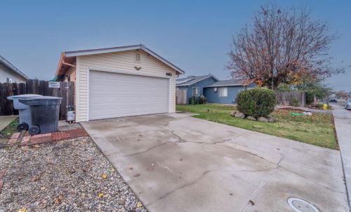 6067 Canter Dr, Riverbank, CA 95367-3143