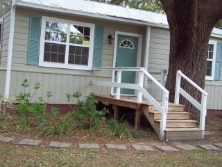 910 Woodward Ave, Beaufort, SC 29902-4052