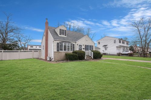 309 12th St, Babylon, NY 11704-3106