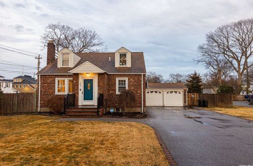 564 Windsor Ave, Brightwaters, NY 11718-1608