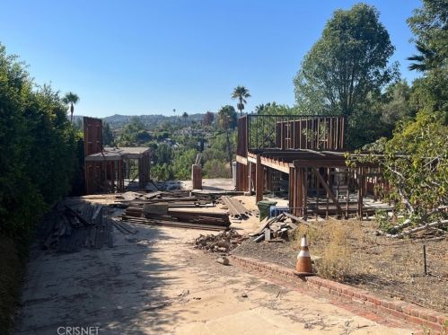16838 Oak View Dr, Van Nuys CA  91436-3240 exterior