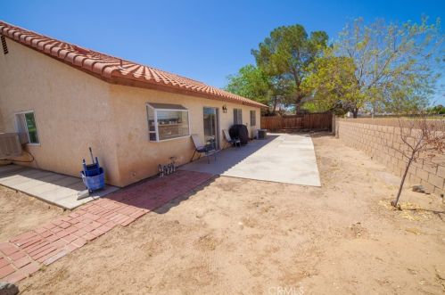 2869 La Vida Dr, Lancaster CA  93535-5873 exterior