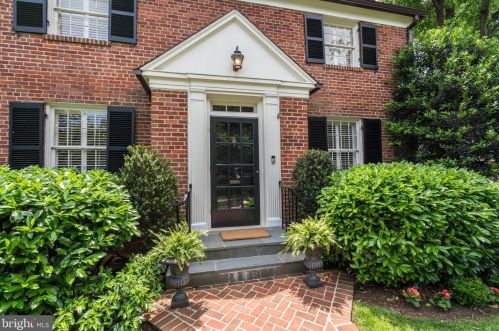 4922 Sedgwick St, Washington, DC 20016-2326