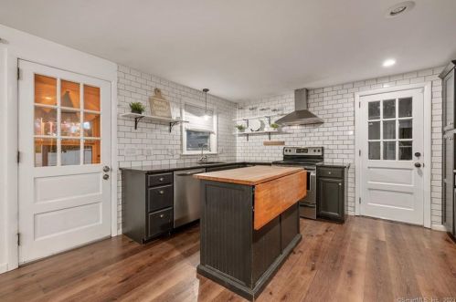 64 Turnbull Rd, Manchester CT  06042-2833 exterior