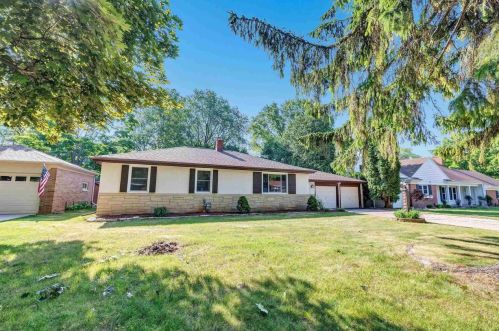 1147 Highview Ln, Green Bay, WI 54304-2221