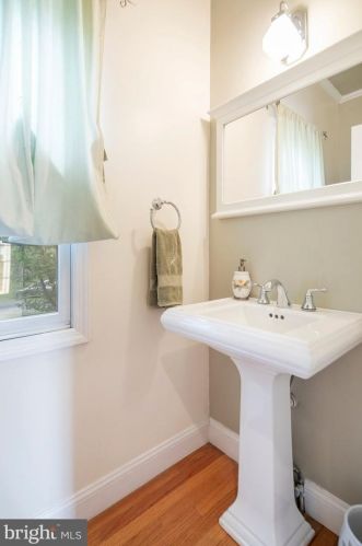 240 O St, Purcellville VA  20132-3002 exterior