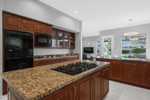 5 Curie Ct, Rancho Mirage CA  92270-2713 exterior