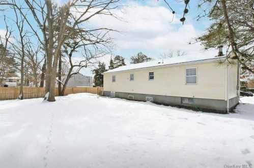 97 28th St, Wheatley Heights, NY 11798-2825