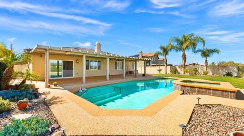 712 Windbound Ave, Beaumont CA  92223-7093 exterior