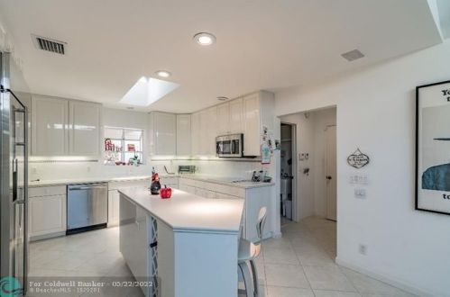 28 Glens Dr, Boynton Beach FL  33436-6207 exterior