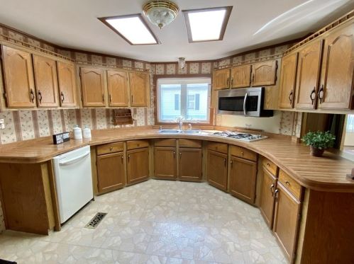 17 Liberty St, West Bridgewater, MA 02379-1299